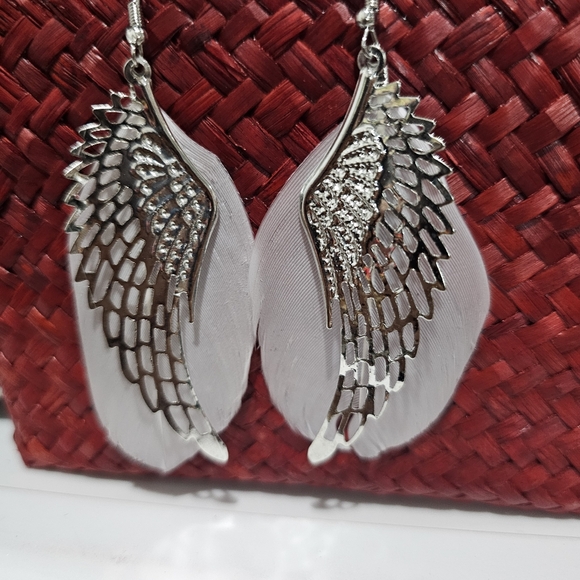 Angel Wing Feather Earrings L👀K Beautiful 🪽 Real Feathers 🤍 Costume Jewelry - Picture 8 of 8
